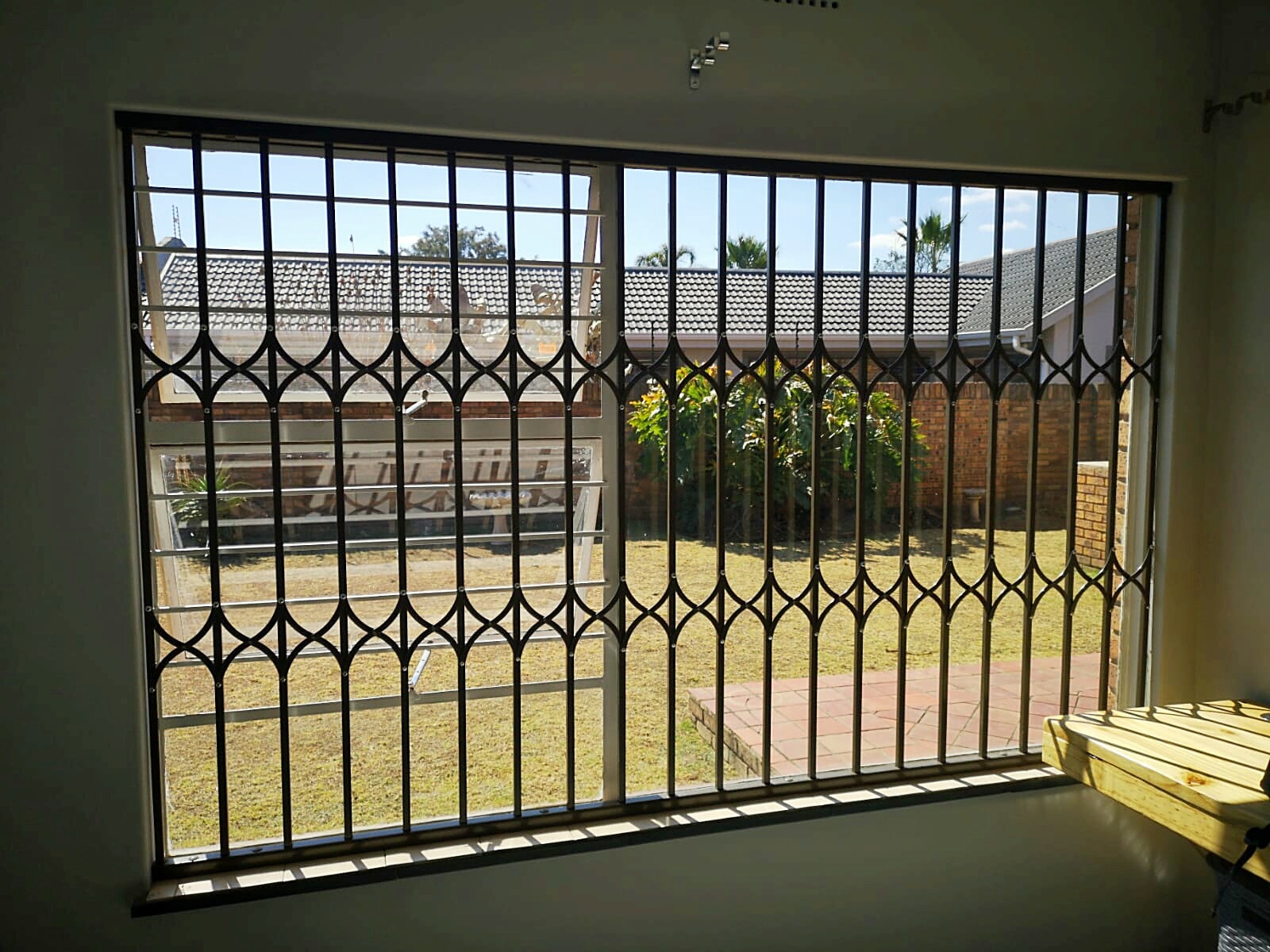 Retractable security doors | Rhino Expandable Doors
